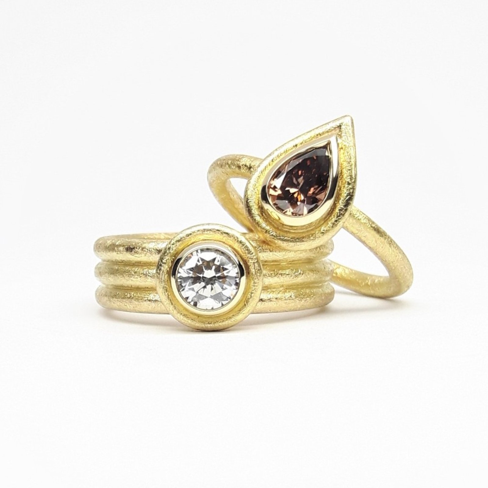Des diamants et des pierres précieuses de couleur pleines de caractère