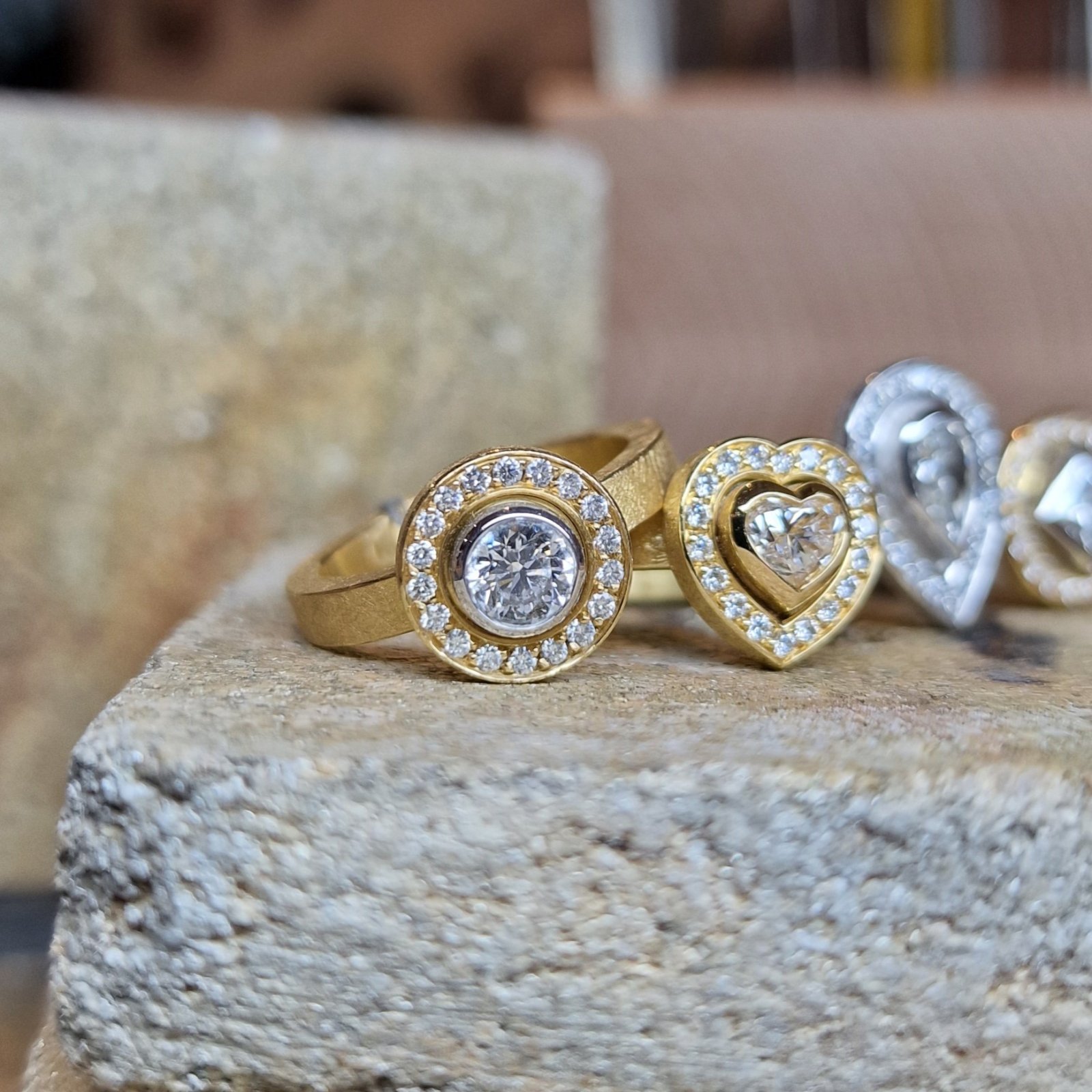Collage de différentes bagues de fiançailles faites main avec des diamants de tailles et de dimensions variées