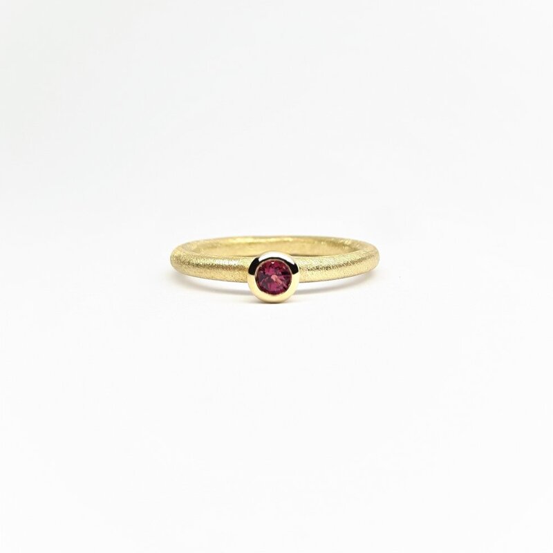"combiring mini", or jaune 18kt et tourmaline rose Ø3mm. 