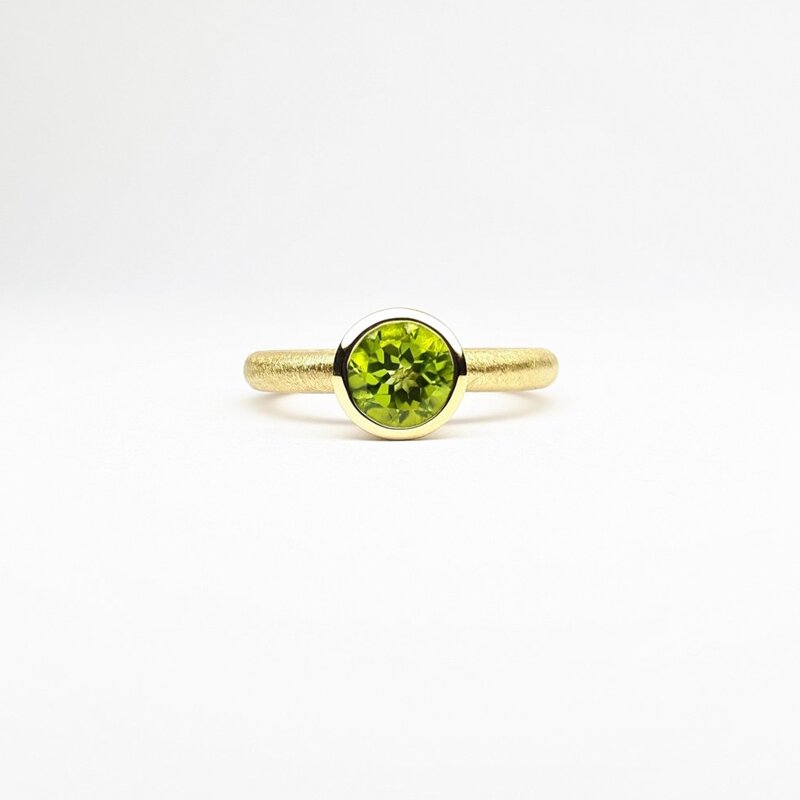 "combiring medium", or jaune 18kt et péridot Ø7mm.