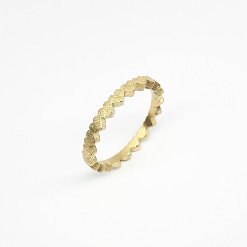 "heartbeats", bague 21 coeurs en or jaune 18kt.