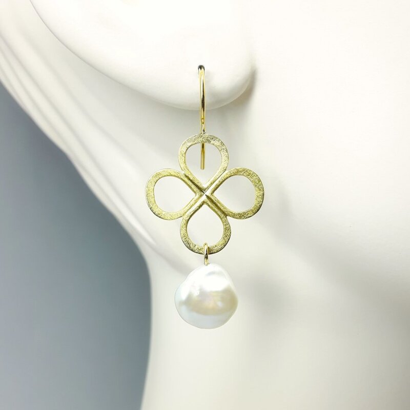 Boucles d'oreilles en or jaune 18kt et perles de culture d'eau douce Keshi.