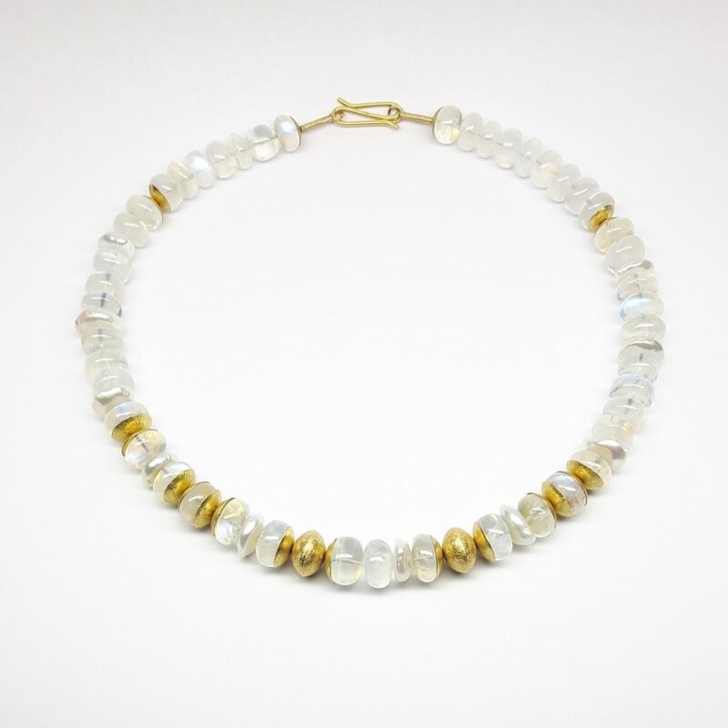 Collier en pierre de lune, perles d'eau douce et or jaune 18kt. Pièce unique.