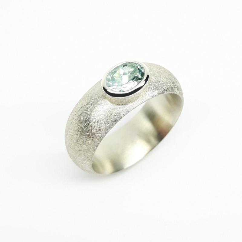 Bague en argent 925/-, et aigue-marine. Pièce unique.