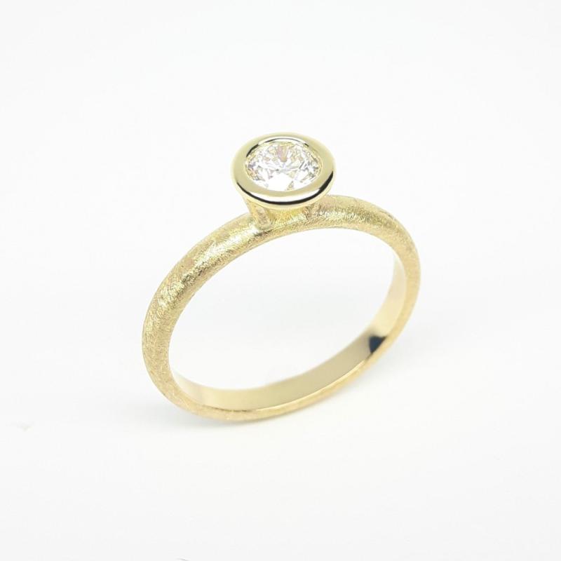 Bague solitaire en or jaune 18kt et brillant 0,41ct.
