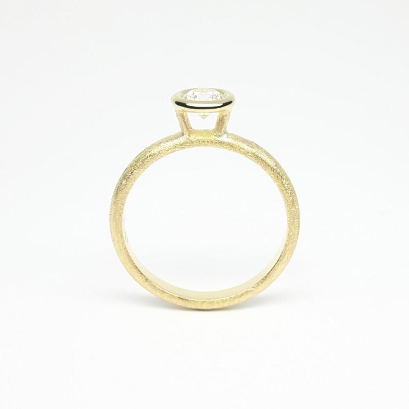 Bague solitaire en or jaune 18kt et brillant 0,41ct.