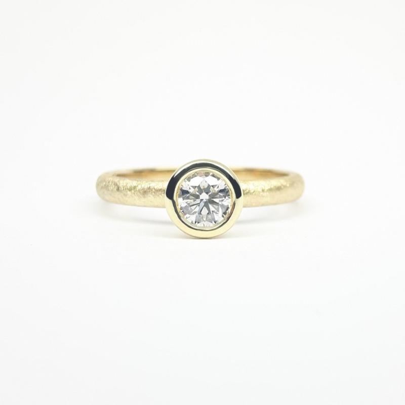 Bague solitaire en or jaune 18kt et brillant 0,41ct.