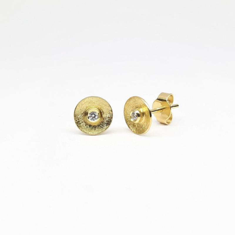 Boucles d'oreilles en or jaune 18kt et brillants.