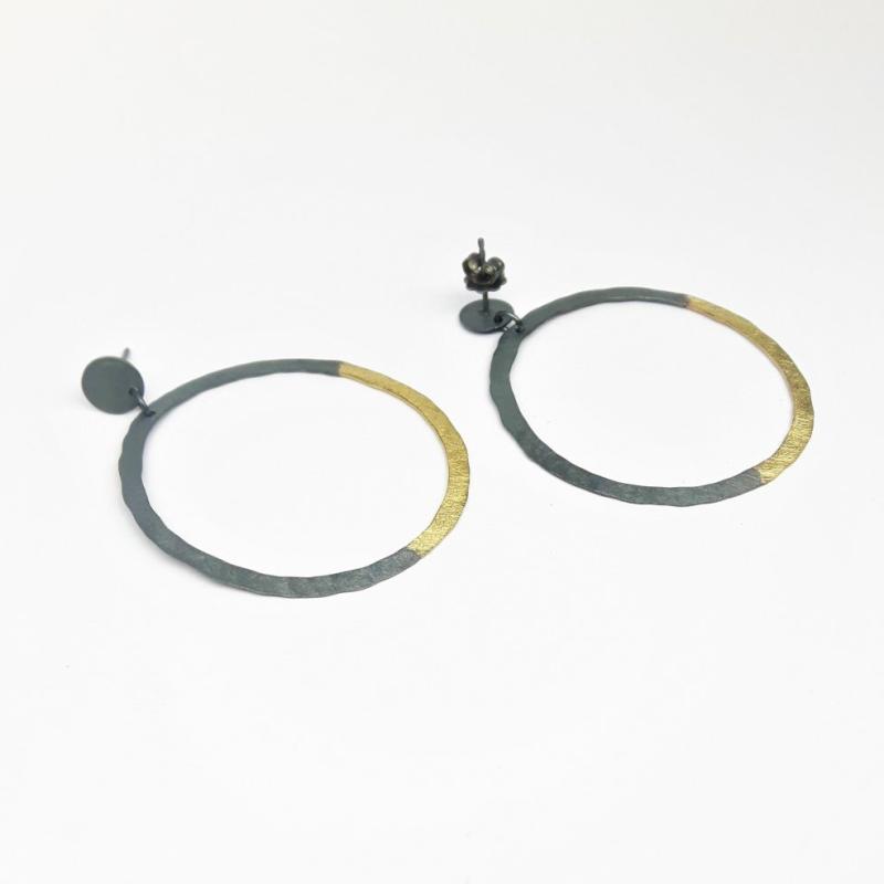 Boucles d'oreilles en argent 925/- noirci et or jaune 18kt.