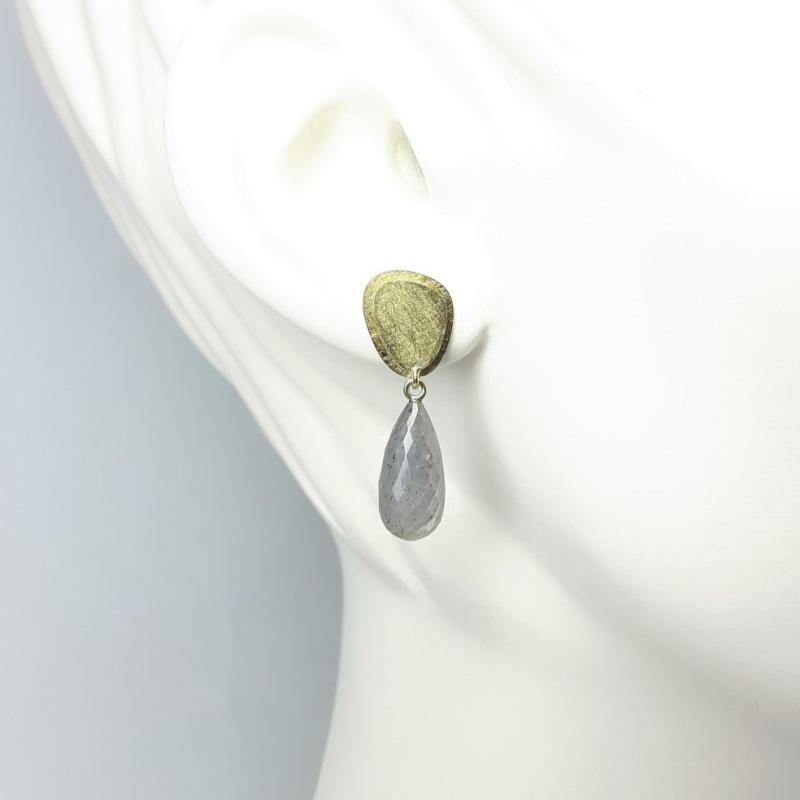 Boucles d'oreilles en or jaune 18kt et pampilles en pierre de lune. Pièce unique.