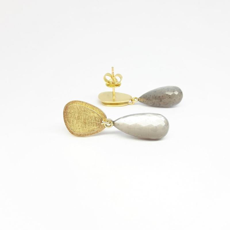 Boucles d'oreilles en or jaune 18kt et pampilles en pierre de lune. Pièce unique.