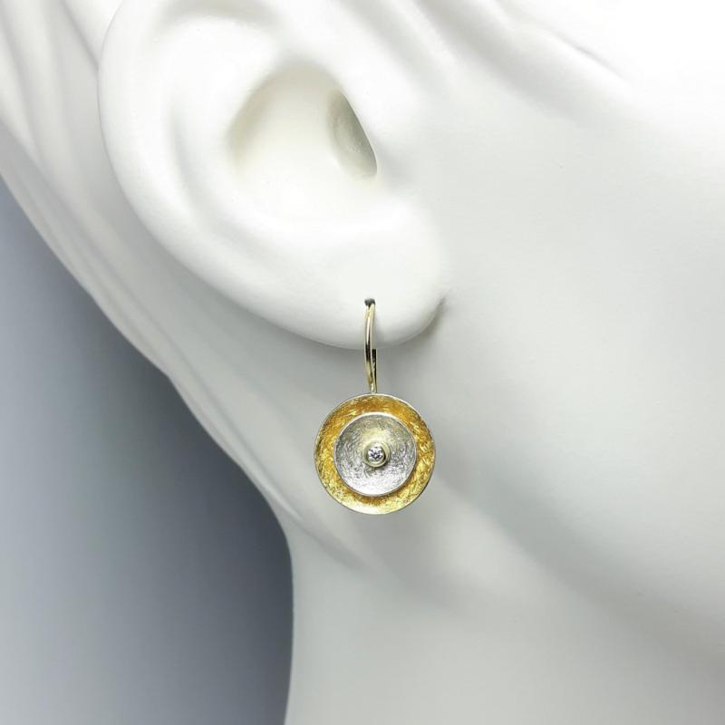 Boucle d'oreilles en or fin, or jaune 18kt, argent 925/- et diamants. 