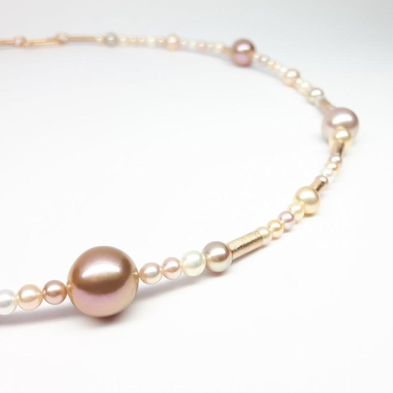 Collier en perles d’eau douce, perles Ming et or rouge 18kt. Pièce unique.