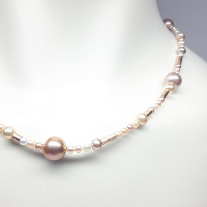 Collier en perles d’eau douce, perles Ming et or rouge 18kt. Pièce unique.
