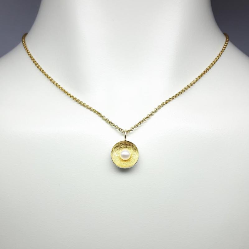 Pendentif en or fin, argent 925/- et perle de culture d'eau douce.