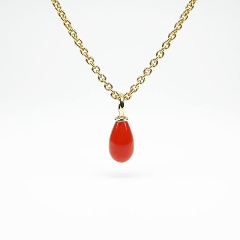 Pendentif en or jaune 18kt et pampille en corail rouge.