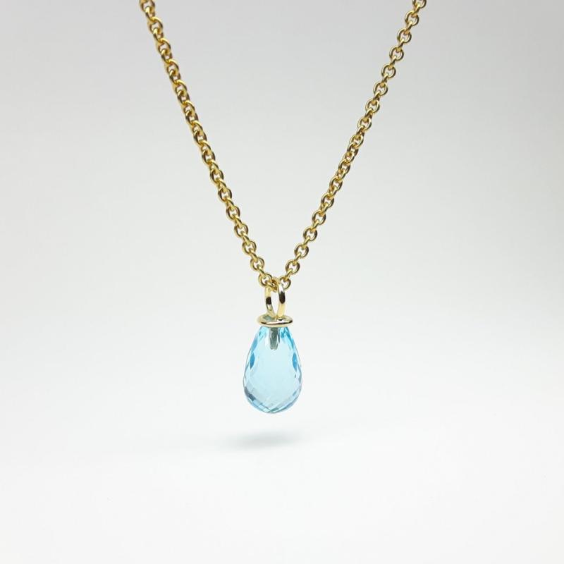 Pendentif en or jaune 18kt et pampille en topaze bleue.