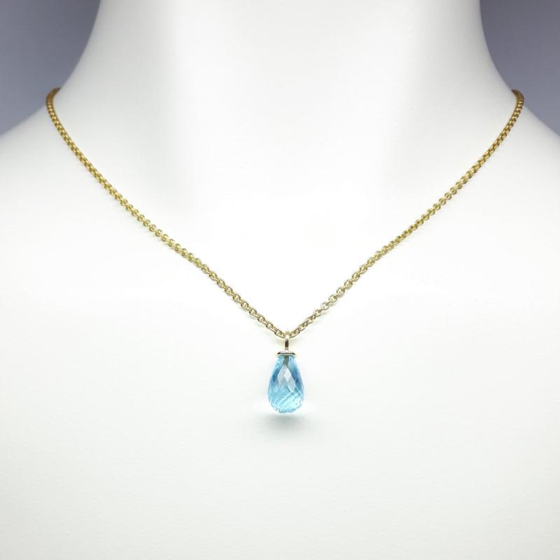 Pendentif en or jaune 18kt et pampille en topaze bleue.
